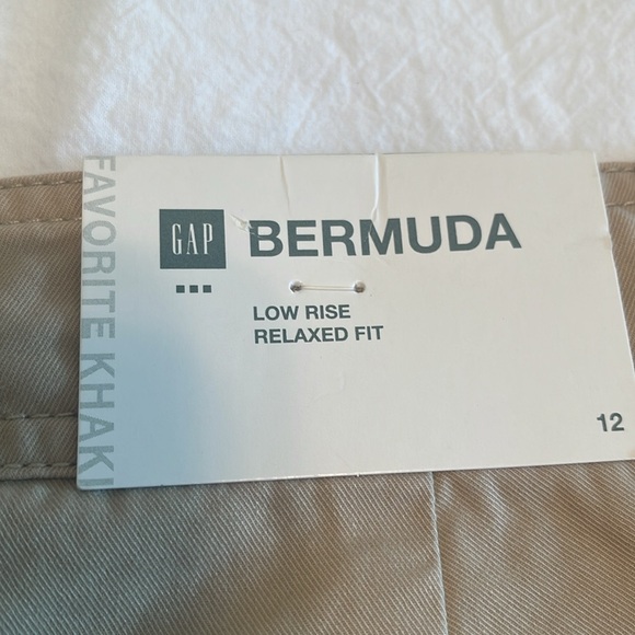 Gap Low Rise Relaxed Fit Bermuda Shorts - Picture 3 of 4